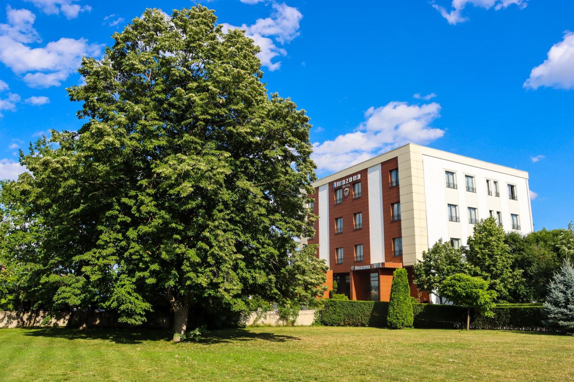 Amazona Hotel Pristina Exterior photo