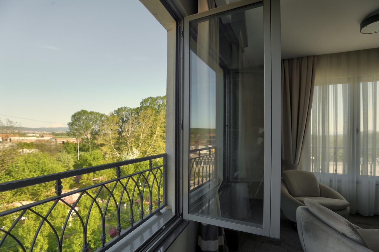 Amazona Hotel Pristina Exterior photo