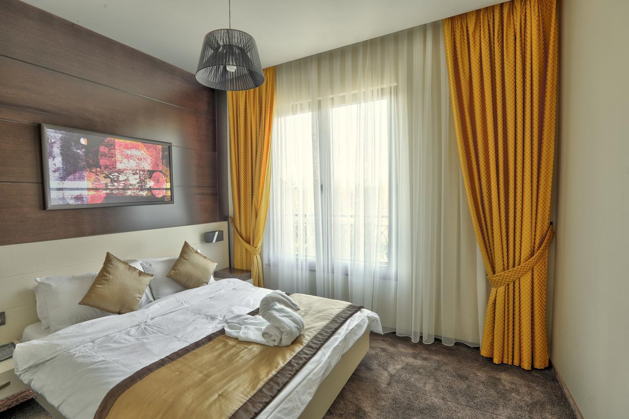 Amazona Hotel Pristina Exterior photo